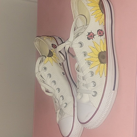 Hand painted Converse - Picture 1 of 4
